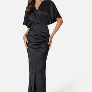 Svart långklänning i satin - Svart långklänning som är perfekt som balklänning. Klänningen är köpt för 1300kr och den är aldrig använd. Prislapp finns kvar!