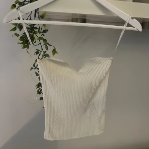 Vit ribbad tubtopp från Gina Tricot - säljer nu min as snygga vita ribbade tubtopp från Gina Tricot i storlek XS. skulle säga att den passar xs/s/m beroende på hur tajt men vill ha den. använd få gånger så den är i väldigt bra skick. skriv ifall du har fler frågor💗
