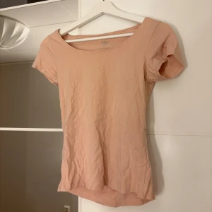 Rosa kortärmad topp  - Säljer en enkel och stilren rosa topp från 157. Den har korta ärmar och en rund halsringning. Hör av er vid funderingar eller om ni vill ha bilder med hur plagget sitter på mig. Titta gärna in mina andra plagg!