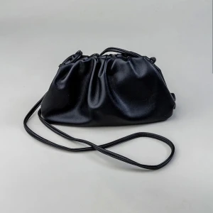 Dumpling bag - Jätte fin oanvänd dumpling bag, första bilden är från bow19 så det är inte samma (kolla dem andra bilderna) men dem är väldigt lika. Jag vet inte märket då jag fick den i present och det står inget 💗💗💖