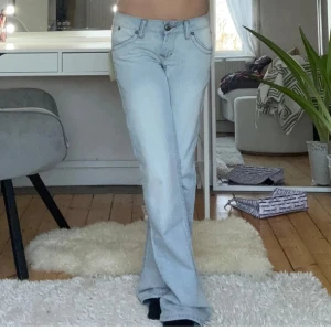 Ljusblå bootcut jeans - Snygga ljusblå bootcut jeans med låg midja. De har en klassisk femficksdesign och en bekväm passform. Perfekta för en avslappnad stil. Aldrig andvenda med prislapp kvar. 