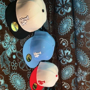 LA Kepsar - NEW ERA  - Kolla båda bilderna , om det finns frågor om storlek / mer bilder är det bara att skriva , 250kr/st.  OBS! Jag säljer en i taget så priset 250kr är bara för 1 keps