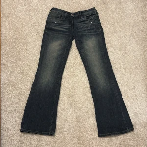 Lågmidjade bootcut jeans  - Fina lågmidjade bootcut jeans, nyskick endast testade men säljer för dom ej passade!💖