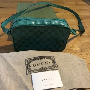 Grön Gucci väska - Gucci Väska – Grön & Äkta  Säljer en äkta Gucci väska i en stilren grön nyans. Tidlös design, högkvalitativa material och perfekt för alla tillfällen.  ✔ Skick: [som ny] ✔ Nypris: [16 000] ✔ Mitt pris: [9000]  Finns 