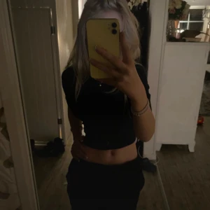 Svarta kostymbyxor - Snygga svarta kostymbyxor med normal passform. Byxorna har en klassisk design med bälteshällor och uppvikta benslut. Perfekta för en stilren look.