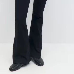 Svarta bootcut jeans  - Helt nya svarta bootcutjeans från ginatricot.