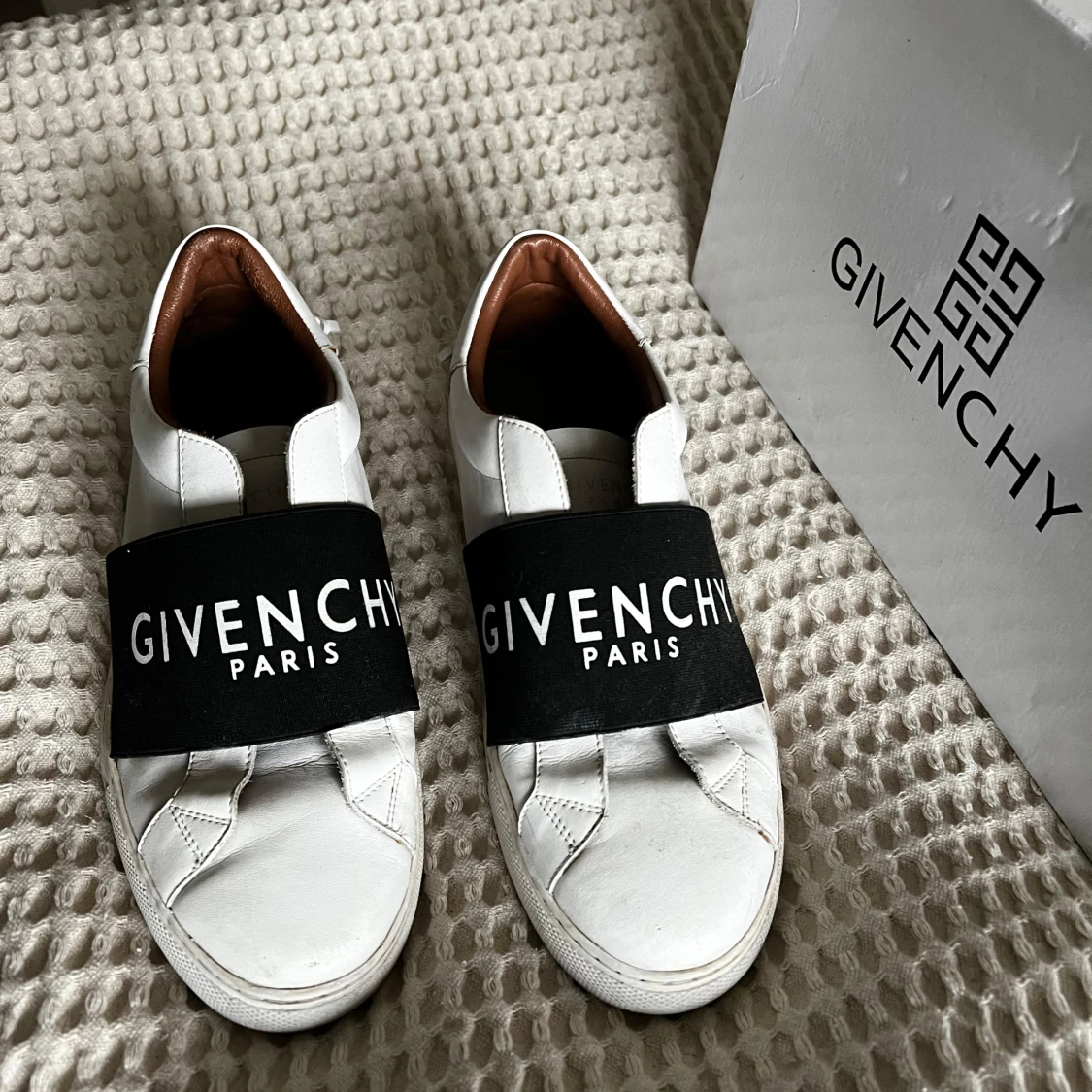 Vita sneakers från Givenchy