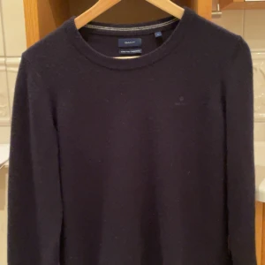 Svart ulltröja från GANT - Säljer en stickad gant tröja i lammull. Tröjan är marinblå och i mycket bra skick! Priset är inte hugget i sten så kom dm om du har någon fråga!
