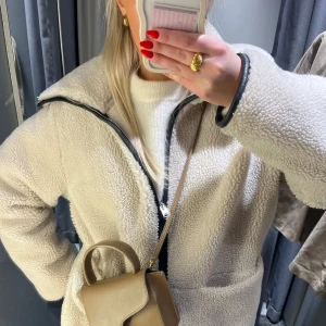  Teddyjacka - Mysig beige teddyjacka med dragkedja och stora fickor. Köpt i höstas så super bra skick, nypris 1600kr.