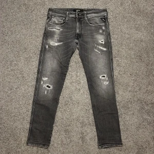 Replay Jeans - Tja säljer nu ett par riktigt snygga Replay jeans i storlek W33 för endast 899kr! ‼️strl 36 passar mer som 33 då det är jondrill modellen, passar alltså mindre ‼️Modellen är 182cm och väger 80kg. Pris är ej hugget i sten, hör av er i dm vid funderingar 🙌