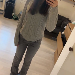 Grå stickad tröja från Lindex - Säljer en mysig grå stickad tröja från Lindex. Tröjan har ett klassiskt flätmönster och långa ärmar med ribbade muddar vid ärmslut och nederkant🫶🏼
