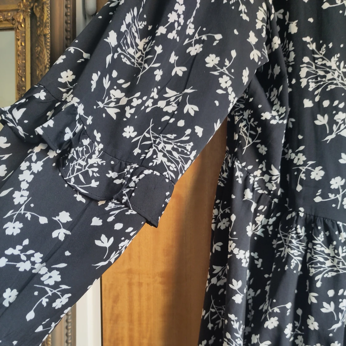 Svart blommig klänning från Wednesday's Girl - 3