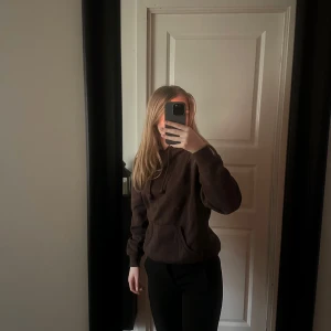 Brun hoodie - Säljer en brun hoodie som är väldigt sparsamt använd🩷Köpt på bikbok för 400kr