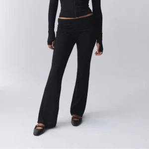 Yogapants - Det Superfina svarta yogapants från Gina tricot. Det är storlek 158-164, men passar mig perfekt som vanligtvis har xs/s. Jättebra skick🩷