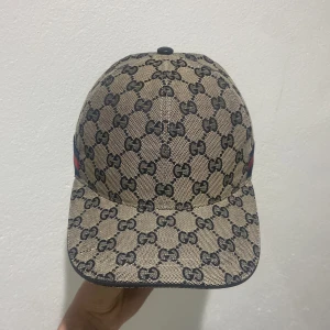 Gucci keps - Säljer marinblå Gucci keps 🧢 – helt ny, aldrig använd ❗ Röd & blåa streck ger den en fet look 🔥 Formad för dig på köpet ✔️ slipp fixa själv Kolla bilderna noga innan du köper 📸 och nöj dig med dom – inga returer ❌  Frakt inom 24h ✉️⏱️ Skicka DM vid intresse 💬  Stilren & lyxig vibe ✨ – perfekt till sommaren ☀️  Gucci-stil på nästa nivå ⬆️ Snapback / Adjustable ⚙️  Marinblå med röda & blåa detaljer – clean & snygg ⚡  ⚠️ Först till kvarn ⚠️ ‼️ Endast seriösa köpare ‼️