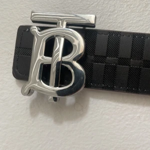 Svart Burberry bälte - Säljer ett svart Burberry bälte