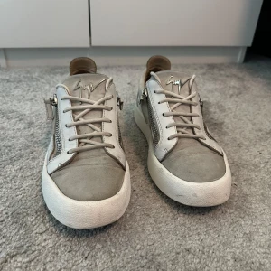 Giuseppe Zanotti skor - Säljer mina giuseppe skor då de inte används längre. Storlek 40. Rätt så bra skick. 