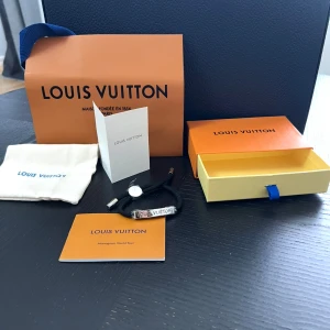 Armband  - Säljer armband i ny skick helt oanvänd, allt i bilden medföljs , skickar inom 6 timar dessutom, bra köp för present till någon som som kille , simple fin armband som inte är så flasy, storleken är adjustable