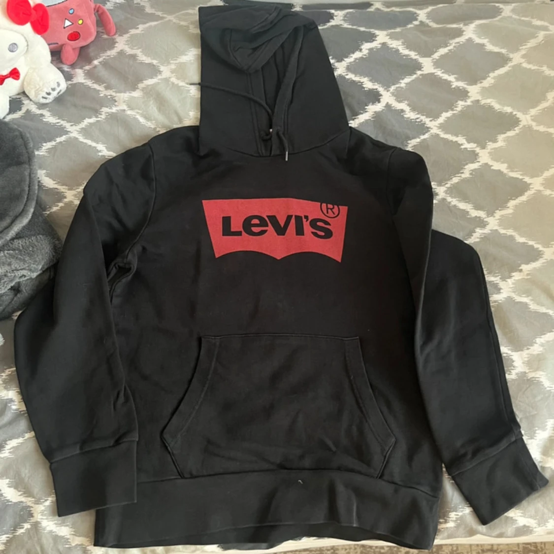 Svart hoodie från Levi's med röd logga