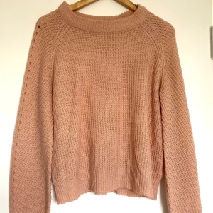 Rosa stickad tröja - Mysig stickad tröja som är lite oversized till passformen (långa armar). Använd men i fint skick!