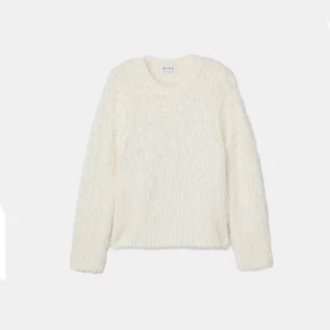 Vit fluffig stickad tröja från Wera - Supermjuk och fluffig vit stickad tröja från Wera. Tröjan har rund halsringning och långa ärmar. knappast använd och nypris är 700kr, priset kan även diskuteras 💞