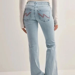 Jeans Nelly - Sprillans nya jeans från Nelly som är helt oanvända. Säljer dom då de är för långa på mig i benen som är 166 cm lång. Jättefina jeans men de är endast testade en gång!