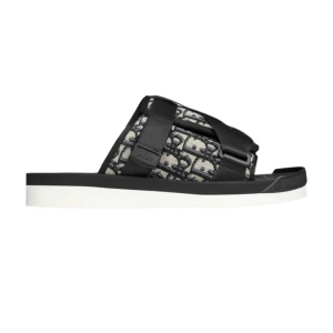 Svarta sandaler från Dior med mönster - 💎 SÄLJER: Dior Sandaler – Exklusiv Design 💎 Letar du efter det perfekta sommartillbehöret? Jag säljer ett par Dior sandaler – en lyxig touch till vilken outfit som helst! (Storlek 41-45)  Märke: Dior  Färg: [kräm/svart]  Skick: [Väldigt fint skick]  är även öppen för bud! ✨  Perfekta till sommarens fester!