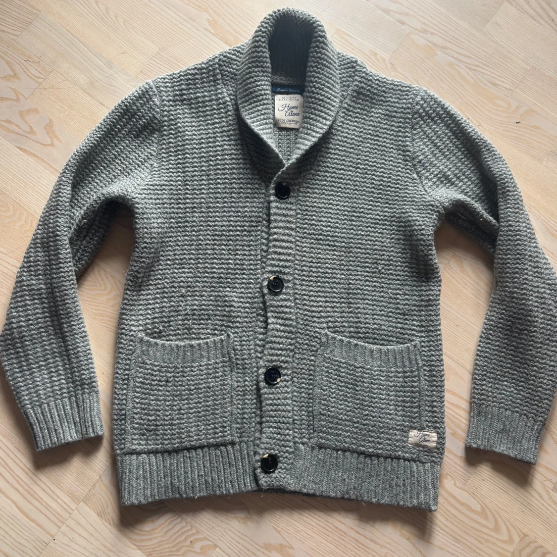 Grå stickad kofta  - 1