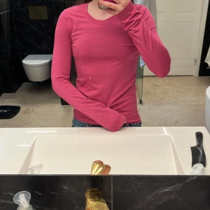 Rosa långärmad träningströja från Lululemon - Superskön långärmad tröja från Lululemon i en snygg rosa färg. Tight passform och rund halsringning, perfekt för träning eller chill. Tillverkad i ett mjukt och stretchigt syntetmaterial som andas. Lululemon-logga på ryggen. Har använts endast två gånger, och är i super bra skick🩷🩷.