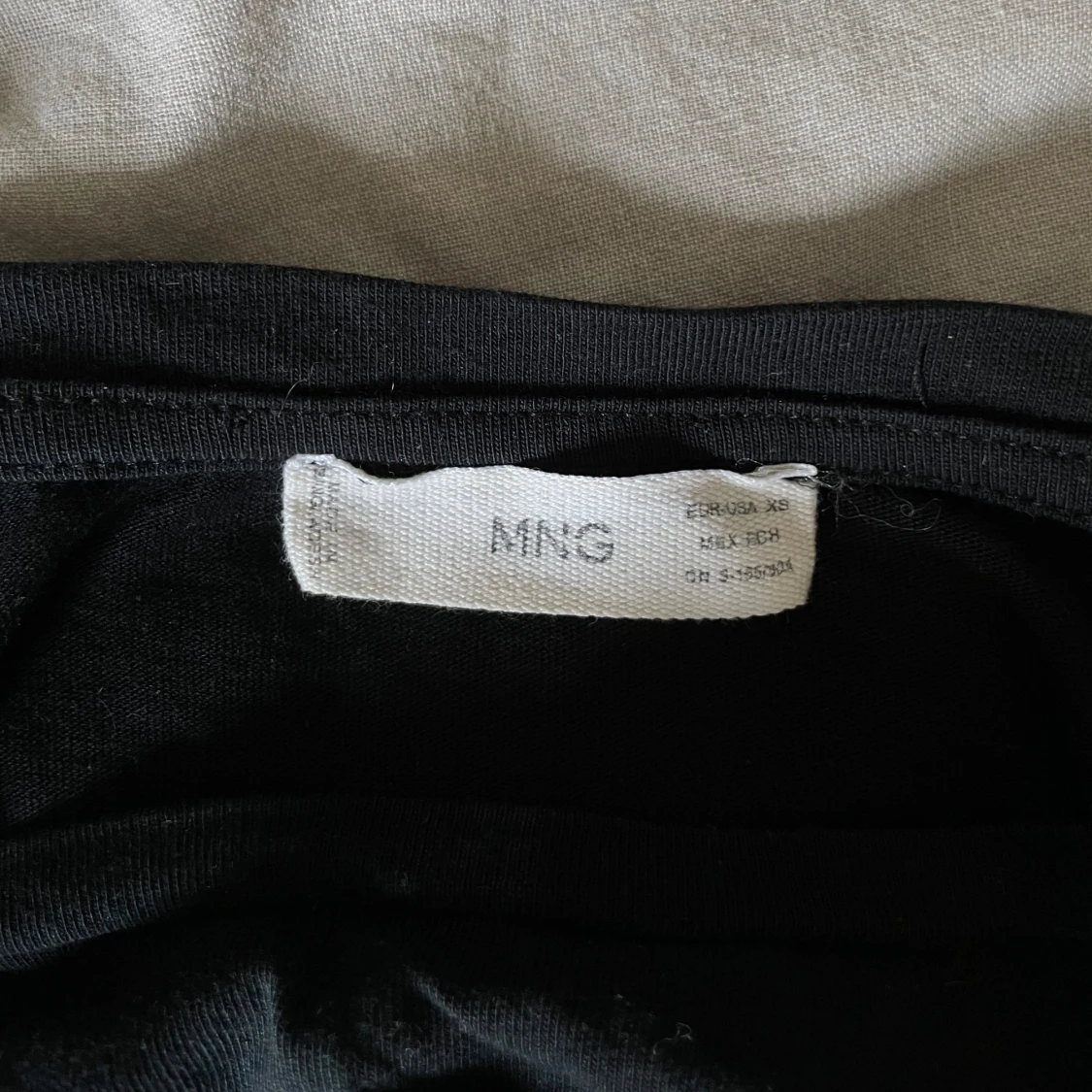 Svart långärmad topp med volang från MANGO - 1