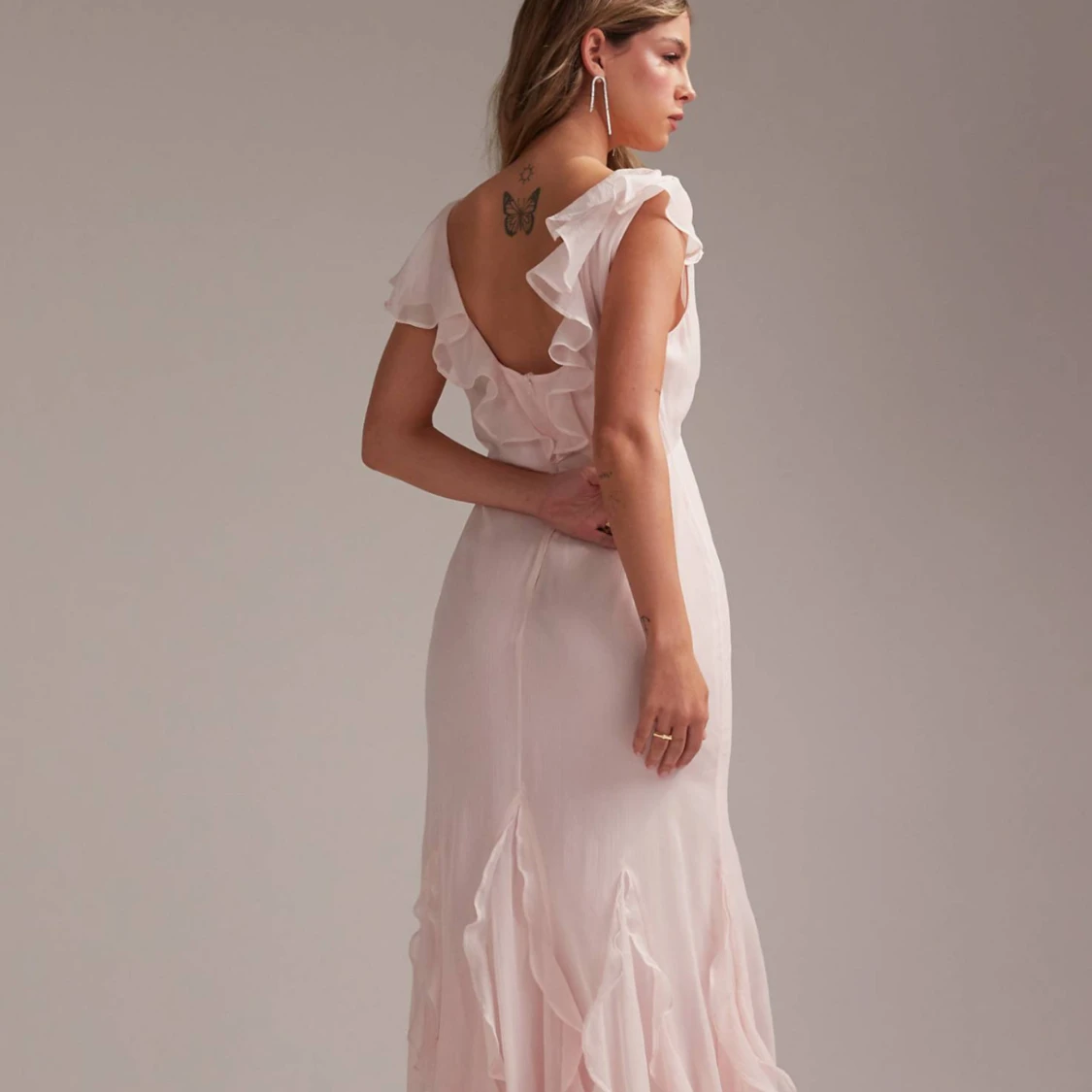 Ljusrosa maxiklänning med volangdetaljer - 2