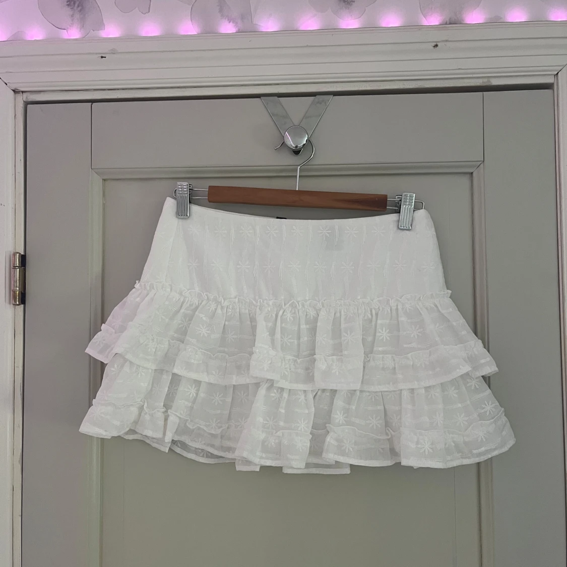 vit gullig volang kjol frĂ„n hm!đ€