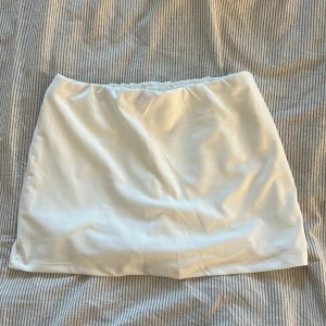 Kort kjol - Kort kjol med ingbyggda shorts ifrån shein, aldrig använd