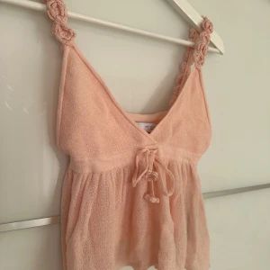 Zara linne rosor - Fint linne från zara i nyskick. Virkade rosor som detaljer! Lite kortare i modellen