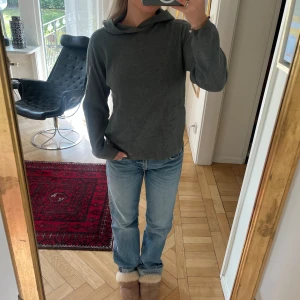 Zara hoodie - Grön/grå stickad hoodie från Zara. Köpt på barnavdelningen men passar XS och S.