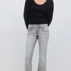 Grå bootcut jeans med kontrastsömmar - Snygga grå jeans med bootcut-snitt och markerade kontrastsömmar. Klassisk femficksmodell och normalhög midja. Perfekta för dig som vill ha en cool och avslappnad look.