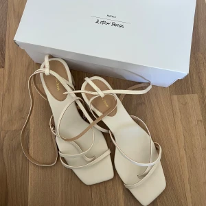 Klackskor & Other Stories - Beiga klackskor i läder från & Other Stories med fyrkantig tå, smala remmar och blockklack. Supersnygga men aldrig använda av den enkla anledning att jag inte är en klacktjej ;)