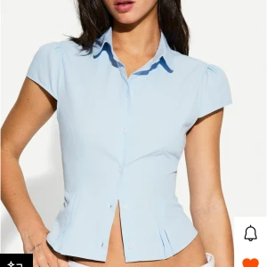 Skjort tshirt från Bershka / BYTA - Vill gärna byta denna mot en XS. Oanvänd pga för stor storlek och hann ej returnera.