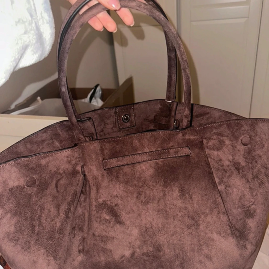 Brun mocka axelväska med gulddetalj - 1