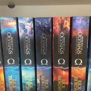 Heroes of Olympus (#1-#5) - HELA Heroes of Olympus serien för 100kr eller 1 för 30kr/st. Språk: Engelska. Skriv ett meddelande om du vill köpa.
