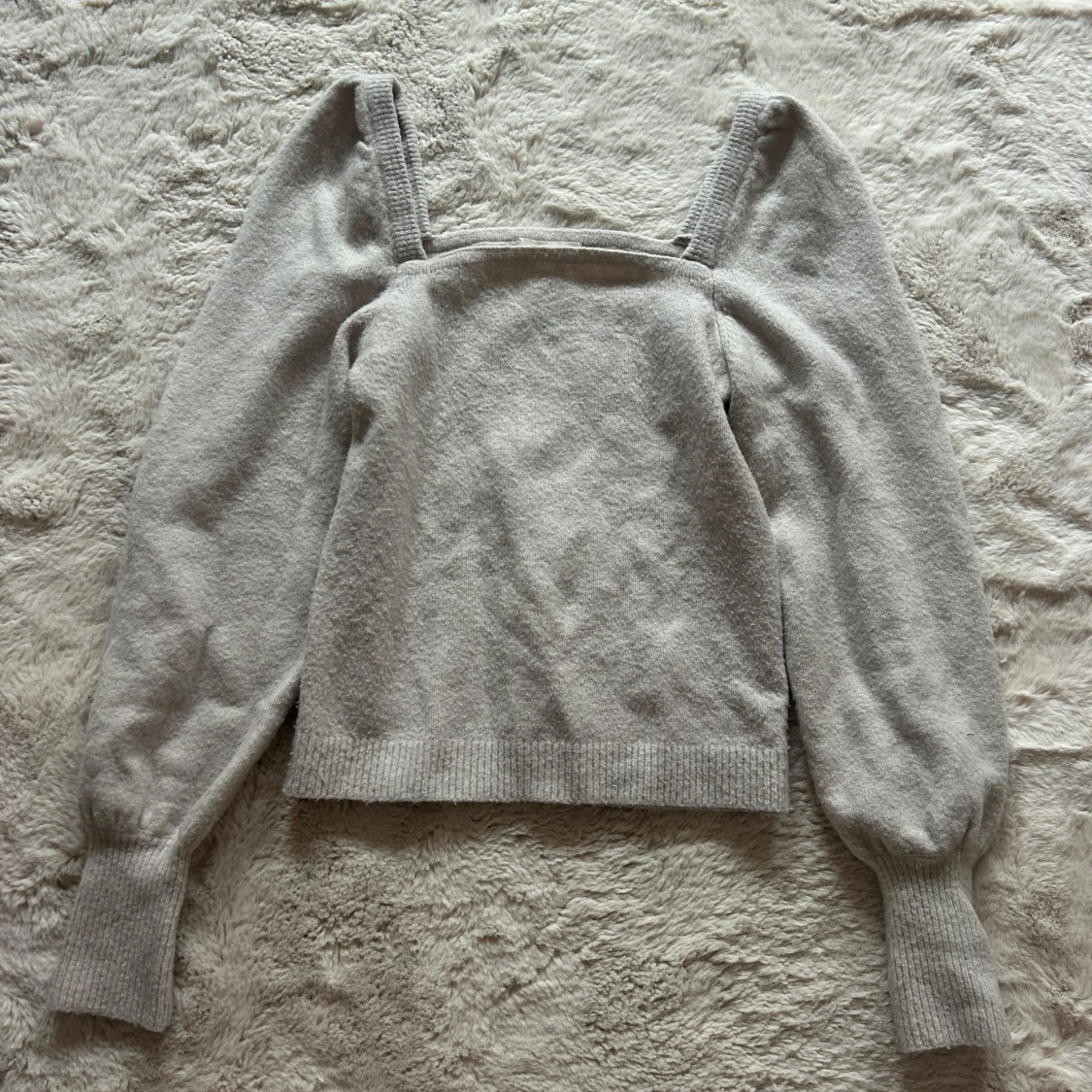  Stickad tröja med puffärmar