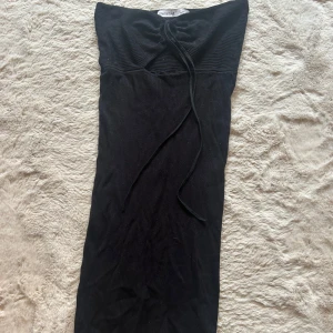 Sommarklänning - Svart ribbad ”kortklänning” från Bershka med snygg snörning framtill och offshoulder-design. Storlek L, men passar mig som är S/M💛använd 1 gång
