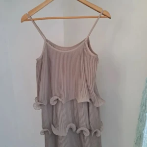 Volang klänning!!🥹 - Sååå snygg volang klänning i grå/beige!💖köp gärna bundles!