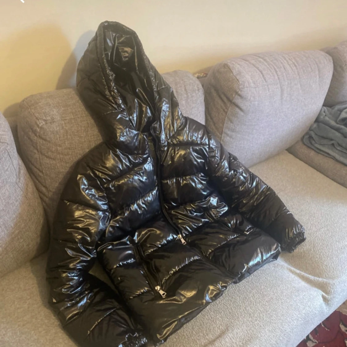 Svart glansig pufferjacka med huva - 1