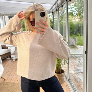 Beige tröja vida ärmar - Säljer en så fin beige tröja med vida, långa ärmar från H&M🤍 Storlek S, endast använd ett fåtal gånger