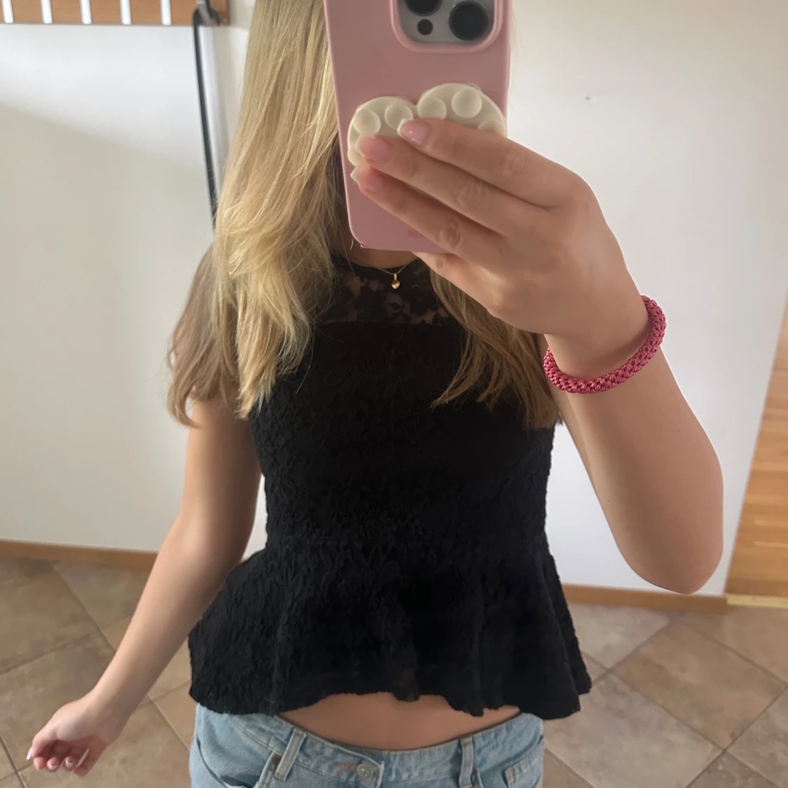 Svart spetsblus med volang