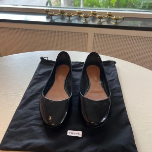 Ballerinaskor - Filippa K - Säljer mina super snygga svart lackade ballerinaskor från Filippa K💗💗 Dom är i helt nyskick sulan är smutsig då dom är andvända 4 gånger max❤️❤️