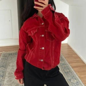 Zara jeansjacka - Fin röd jeansjacka från Zara !