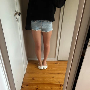Blå HM shorts  - Midjemåttet är 38 cm