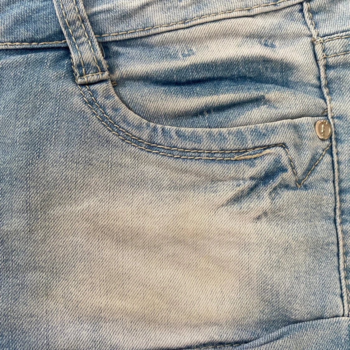 Ljusblå lowrise jeans med svart dragkedja dekoration🖤 - 2